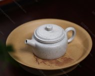 碧螺壶中香扑面，绿茶盏内味如春。