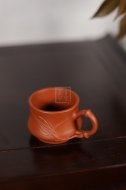 《带把朱泥竹节杯》