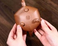 《六方水平正面诗》