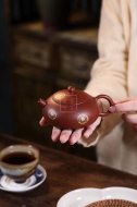 《印花扁西施》宜兴紫砂壶实力派名家纯手工礼品茶具红皮龙西施茶壶