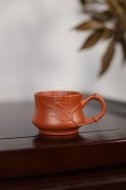 《带把朱泥竹节杯》
