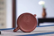 《牛盖莲子》宜兴紫砂壶工艺美术师鲍玉华手工内壁章中容量功夫茶壶底槽青牛盖莲子