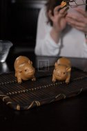 《金猪茶宠》宜兴紫砂壶茶宠手工段泥泡茶壶具