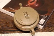《大蕴汉瓦》宜兴紫砂壶助理工艺美术师手工刻绘茶壶茶具顶级蟹壳青汉瓦