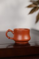 《带把朱泥竹节杯》