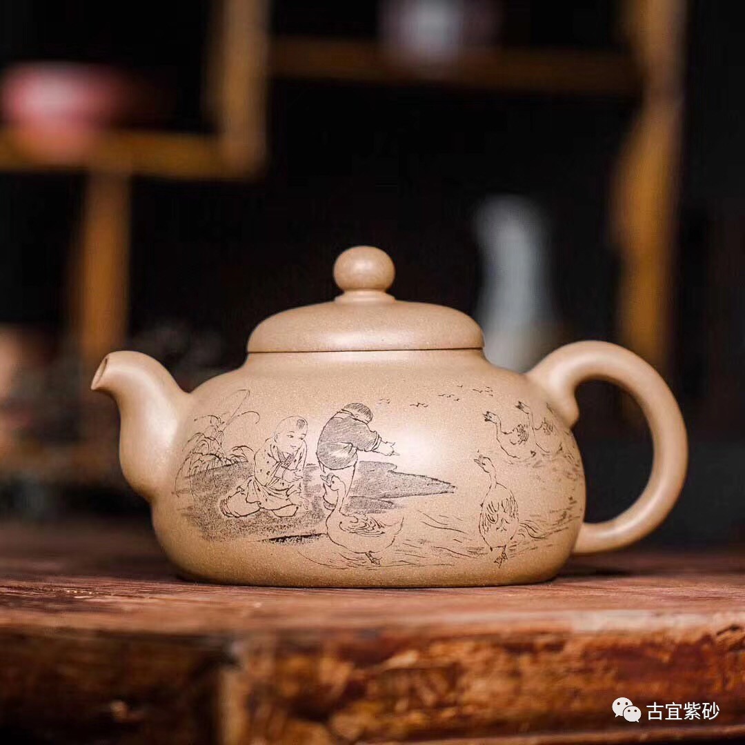 紫砂陶刻花壶
