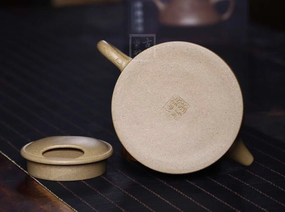 《牛盖莲子》宜兴紫砂壶助理工艺美术师手工茶壶茶具本山绿泥牛盖莲子 - 点击图像关闭