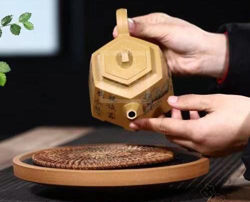 壺屋焼 4月の京都の「木と根」さんでの個展に向けて、器に合わせて五徳
