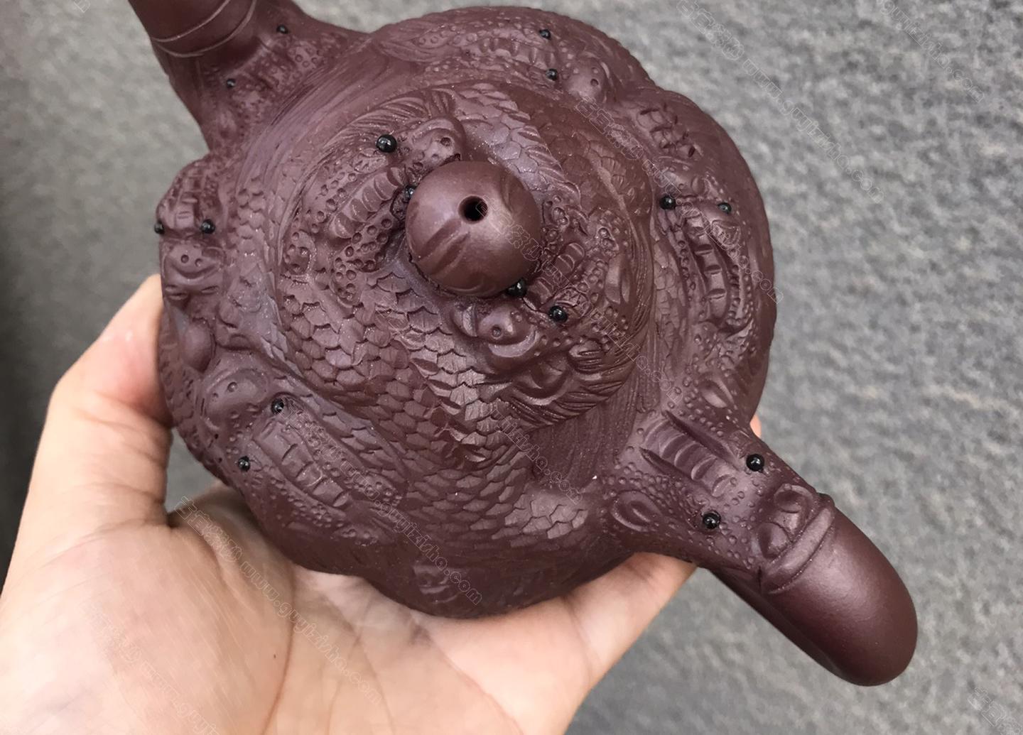 德鐘】青灰段泥雕刻紫砂茶壺– Cha-Tailor Tea Specialist