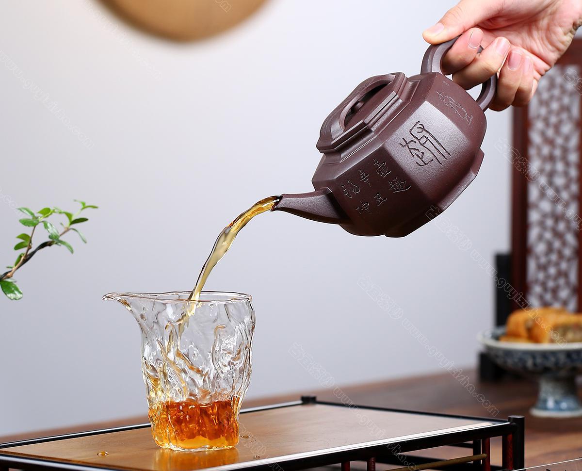 中国　牛角製　人物牛刻　鼻煙壷　木製台付　M　8977 中国 牛角製 人物牛刻 鼻煙壷 木製台付 M 8977