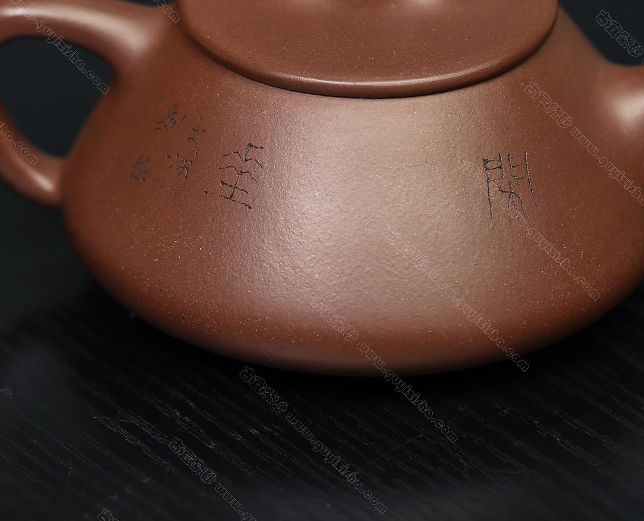 中国古美術・宜興原鉱紫泥底槽清泥石瓢急須・紫砂壺・底款：冰心道人紋・盖款：程寿珍 原矿底槽清_泥料分类_易壶网- 江苏宜兴紫砂壶门户网站[官网]