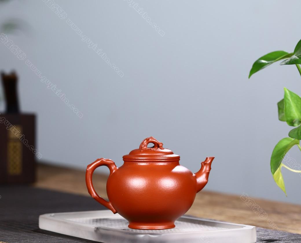 中国古玩　天目釉小壺　11cm9cm【桐箱付】 A metal-mounted yixing red stoneware teapot, Qing dynasty